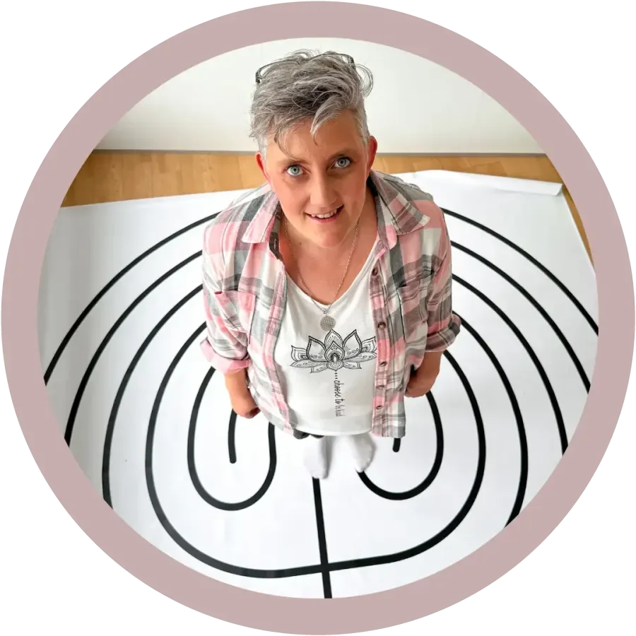 Alexa Enderli steht in einem gemalten Labyrinth, die LernKompass Methode hilft Kindern, neue Lernwege zu finden