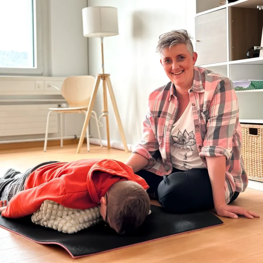 Alexa Enderli begleitet ein Kind mit einer Körper- und Wahrnehmungsübung in ihrem Praxisraum in Rekingen