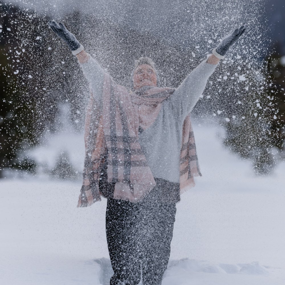 Frau, im Schnee, enspannt freudig